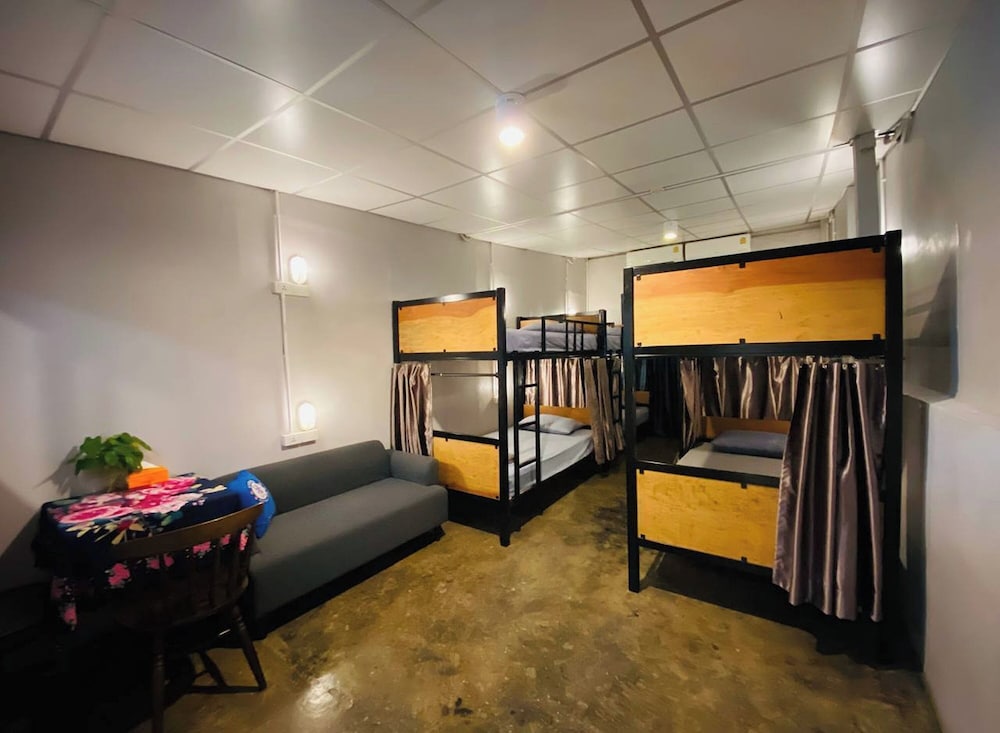 8 Beds Male Dorm Room Shared Bathroom photo 3