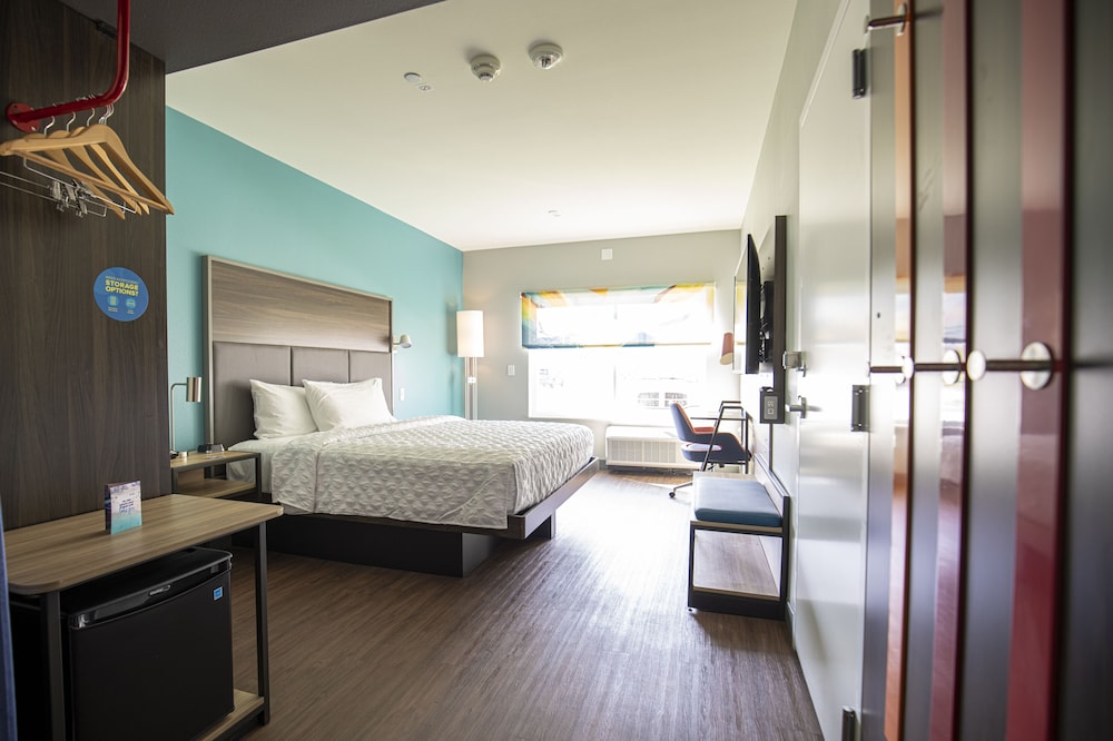 Room, 1 King Bed, Accessible (Roll-In Shower, Mobility & Hearing) photo 2