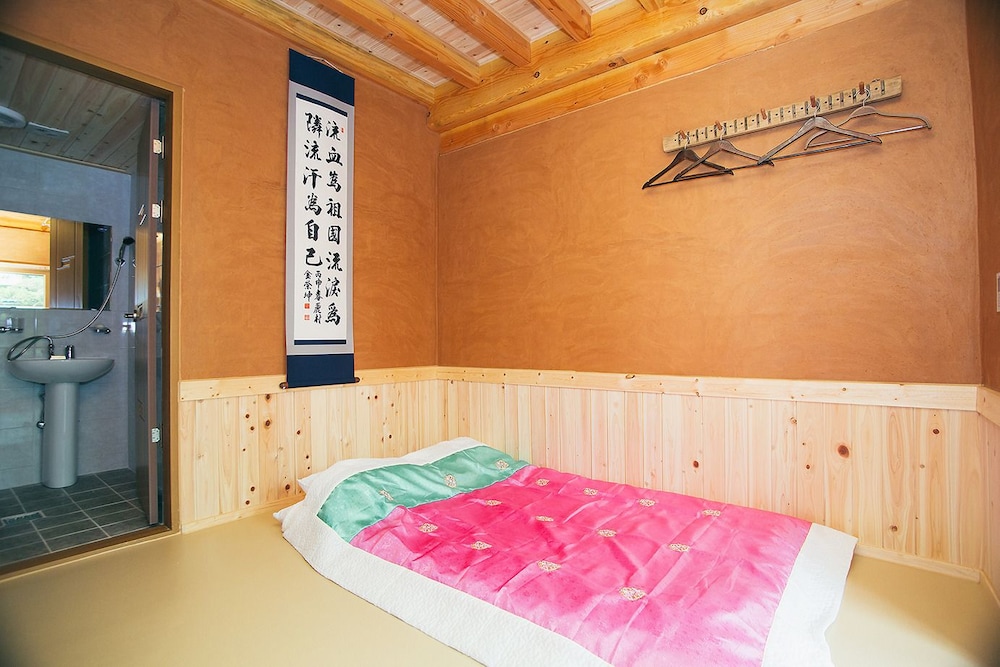 Traditional Room (Ondol) photo 2