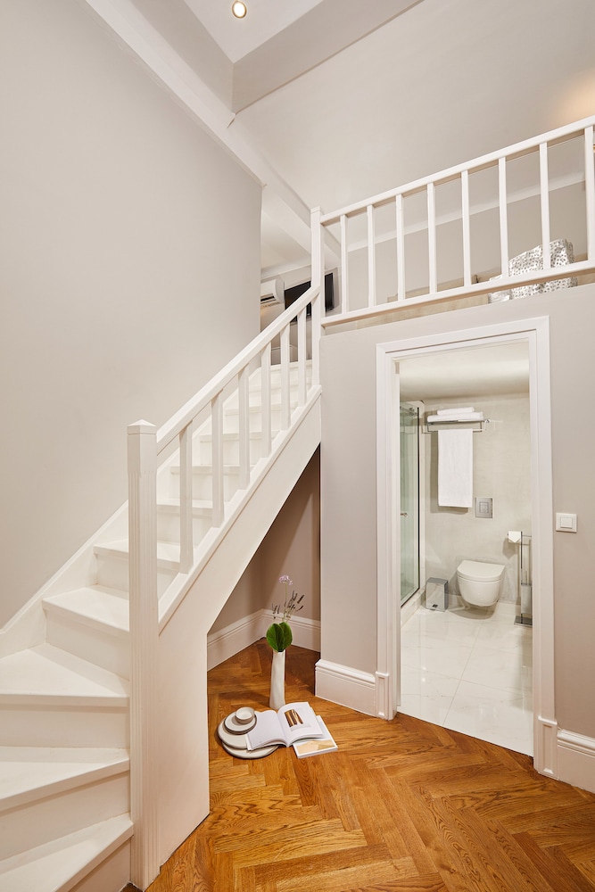 Deluxe Family Room with Balcony photo 3