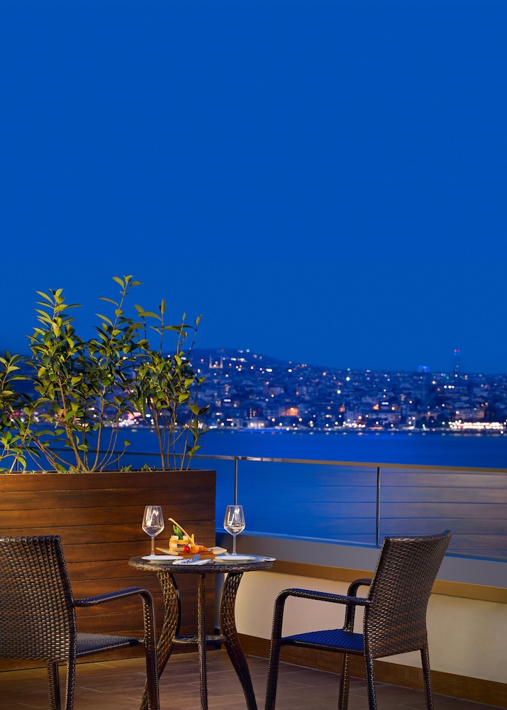 Deluxe Double Room with Partial Sea View thumbnail 5
