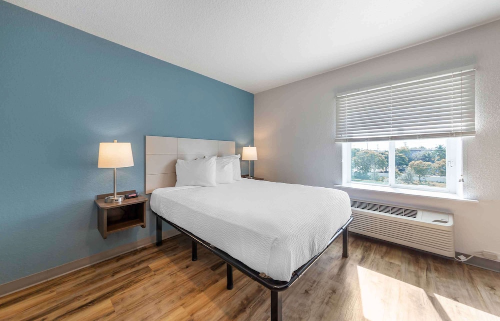 Standard Studio, 1 Queen Bed, Non Smoking, Refrigerator & Microwave photo 1