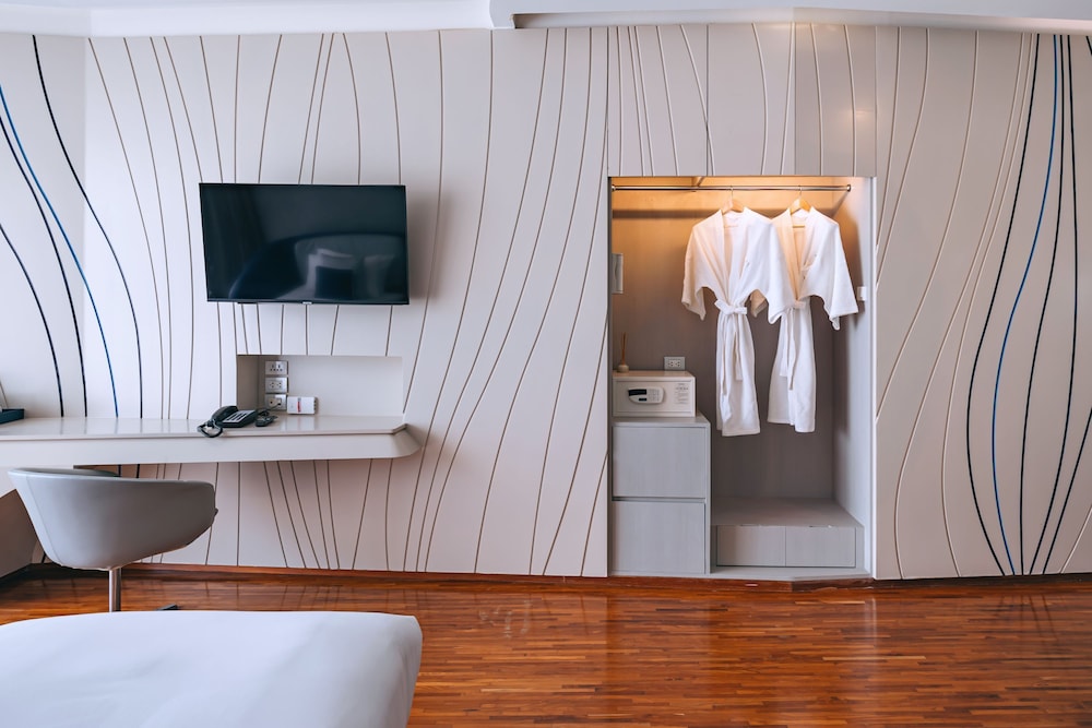 Deluxe Twin Room with Balcony photo 3