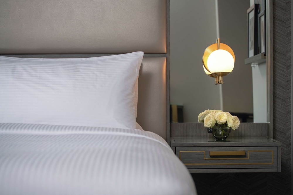 Premier Room, 1 King Bed, Accessible, Bathtub (Mobility & Hearing) - Photo 3