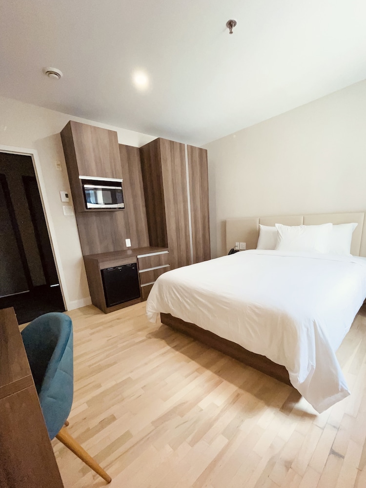 Deluxe Room, 1 Queen Bed photo 3