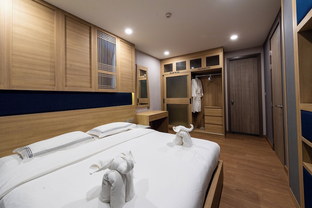 Superior Suite, 2 Bedrooms, Balcony, Pool View