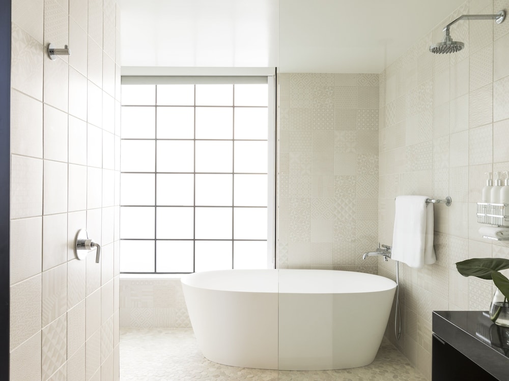 Suite, 1 King Bed (Design) thumbnail 6