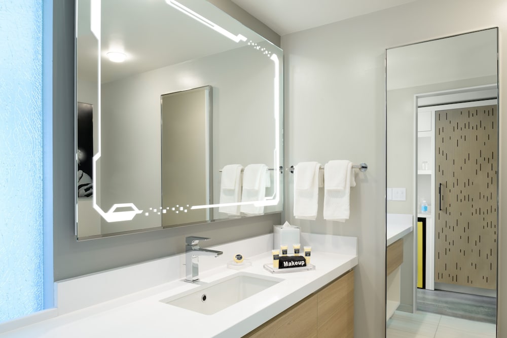 Downtown Skyline View, 1 King Bed, ADA Mobility Accessible w/ Tub thumbnail 6