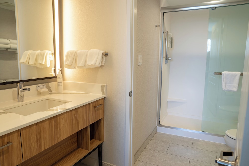 Studio Suite, 1 King Bed (Smoking) thumbnail 6