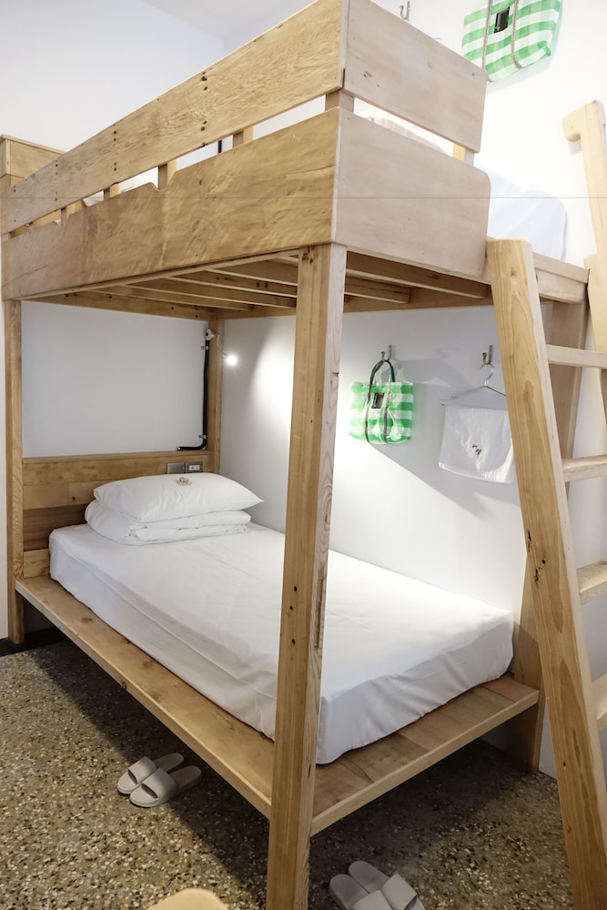 Comfort Twin Room, Women only, Shared Bathroom (Max occupancy 2 people, Checkin before 9PM) photo 1