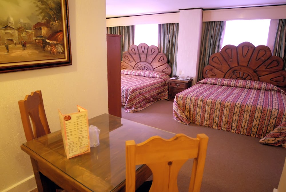 Double Room, 2 Queen Beds - Photo 1