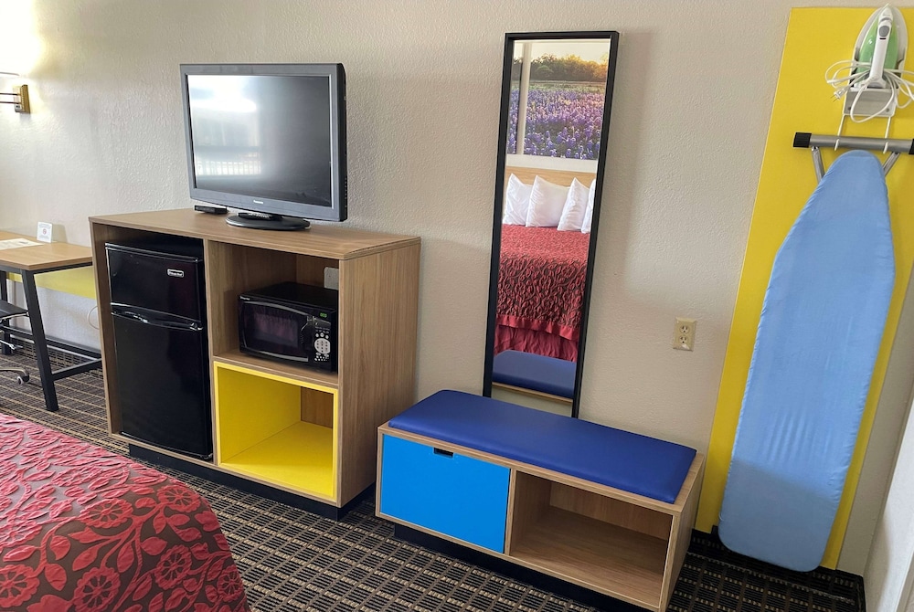 Standard Room, 1 King Bed, Accessible - Photo 5