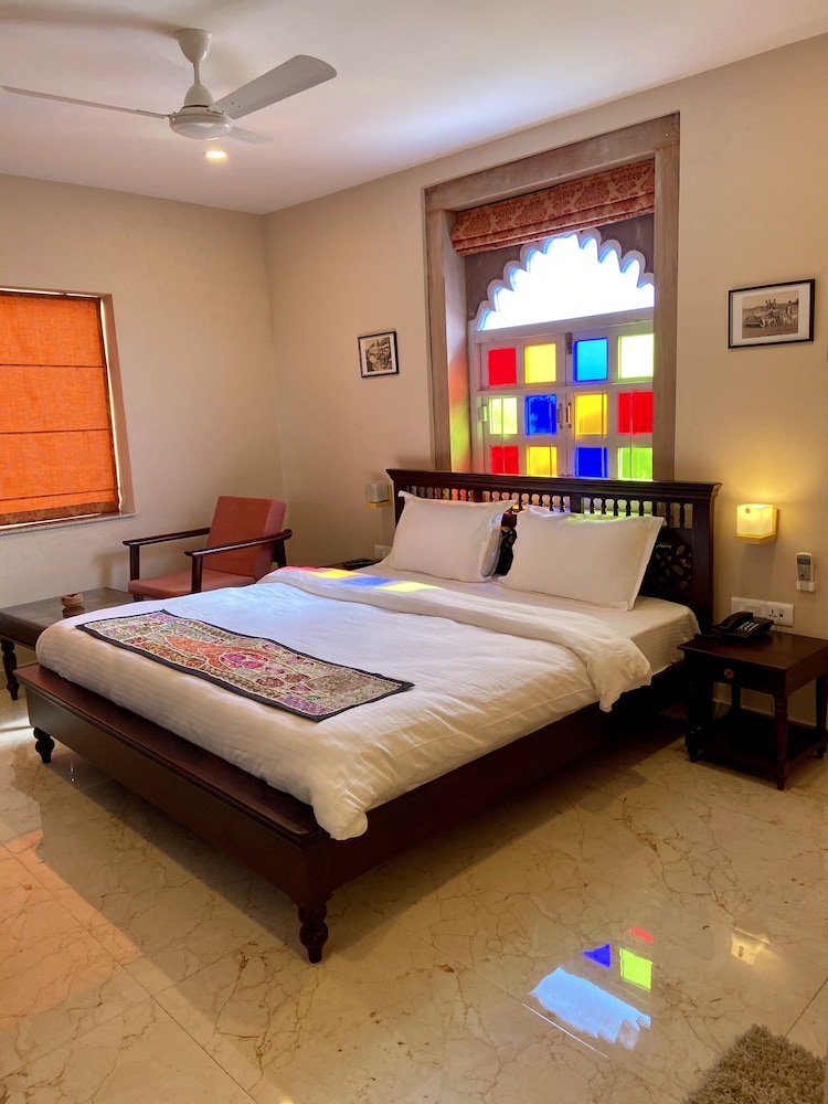 Lake view Deluxe Room, King Bed ( 4th floor ) photo 3