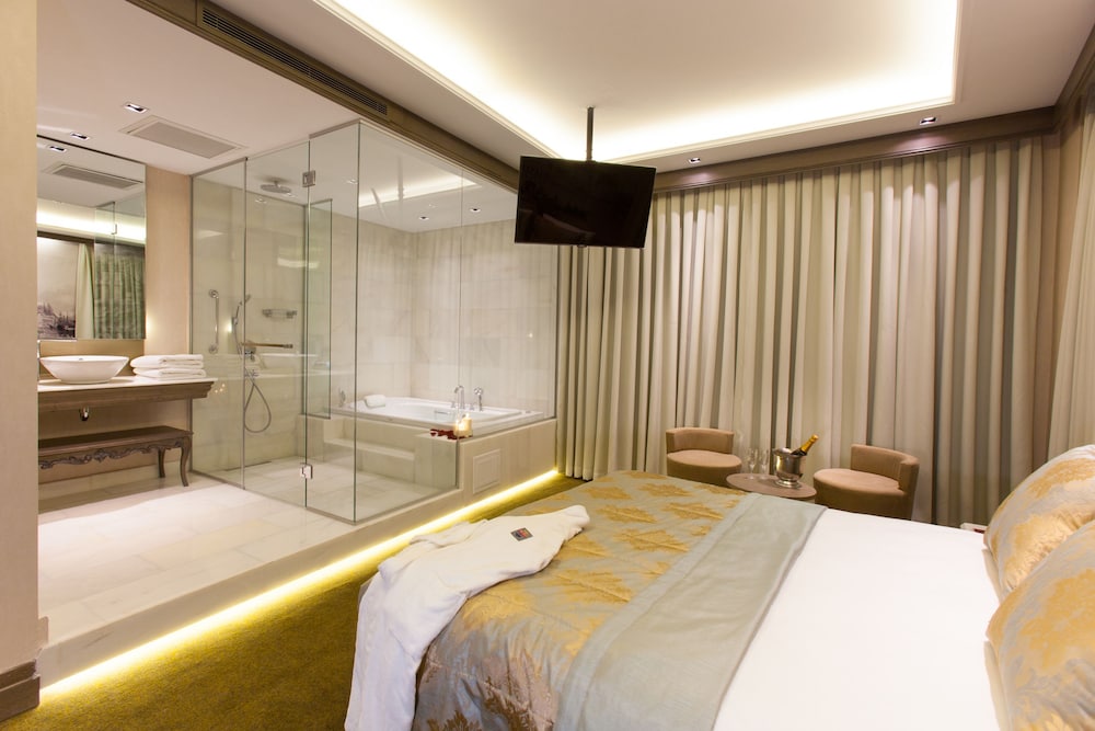 Superior Double Room with Jacuzzi and Balcony