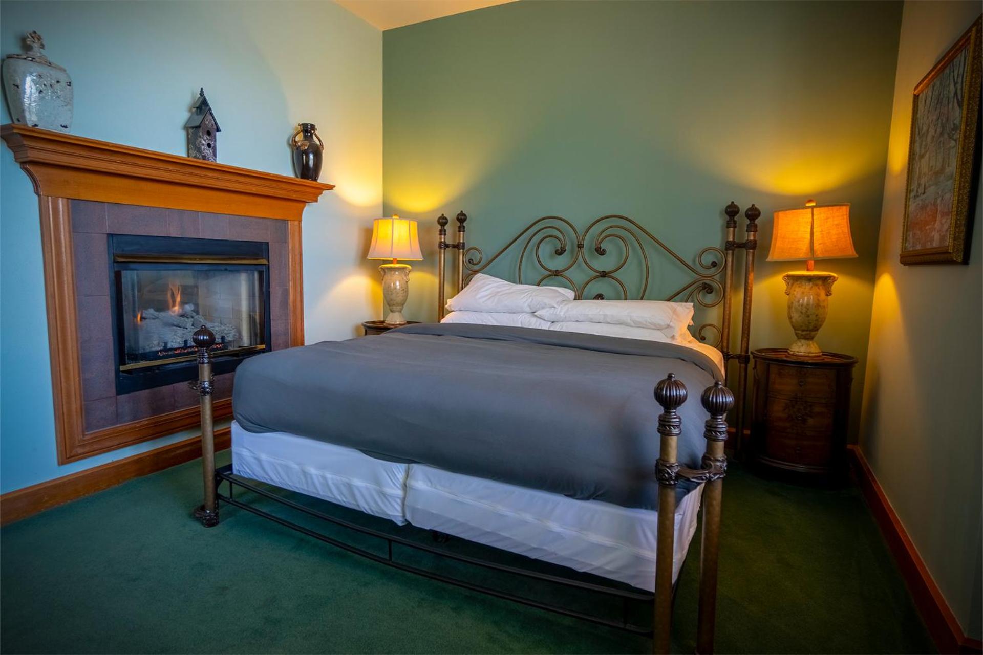 Deluxe King Suite photo 2