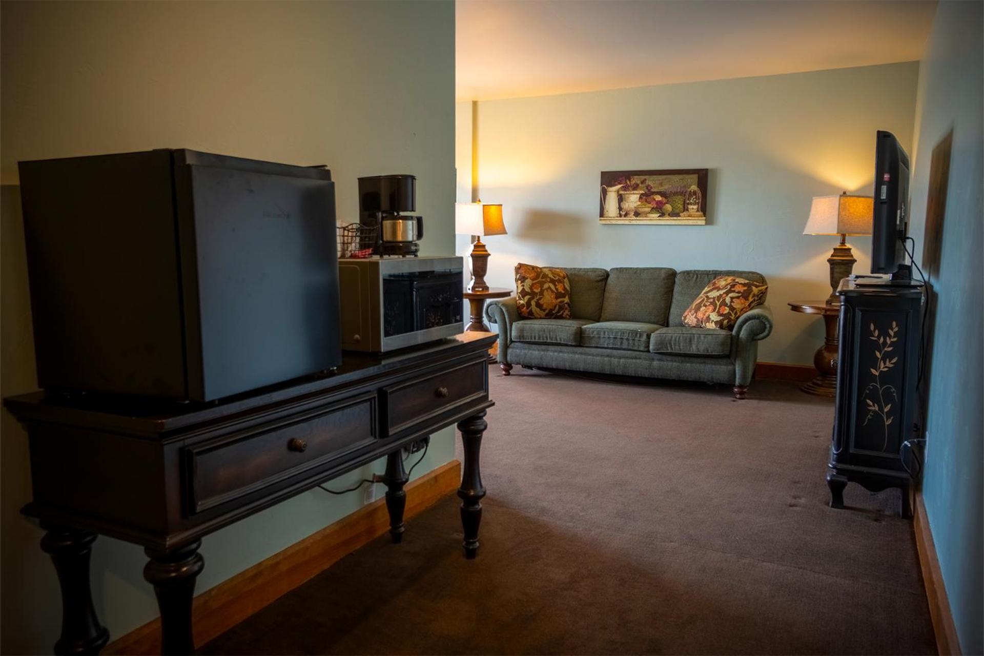 Deluxe King Suite - Photo 5
