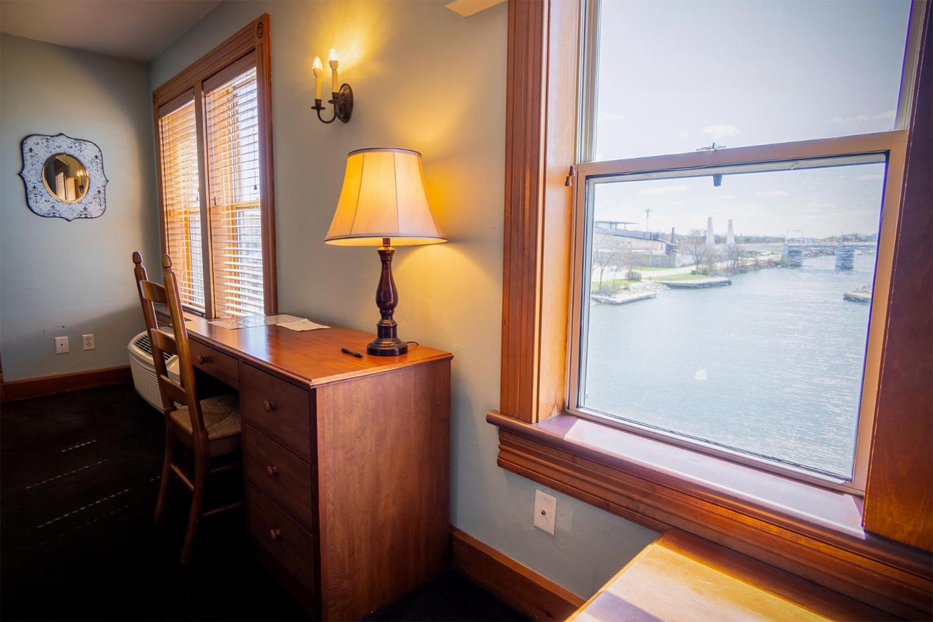 Deluxe King Suite - Photo 12