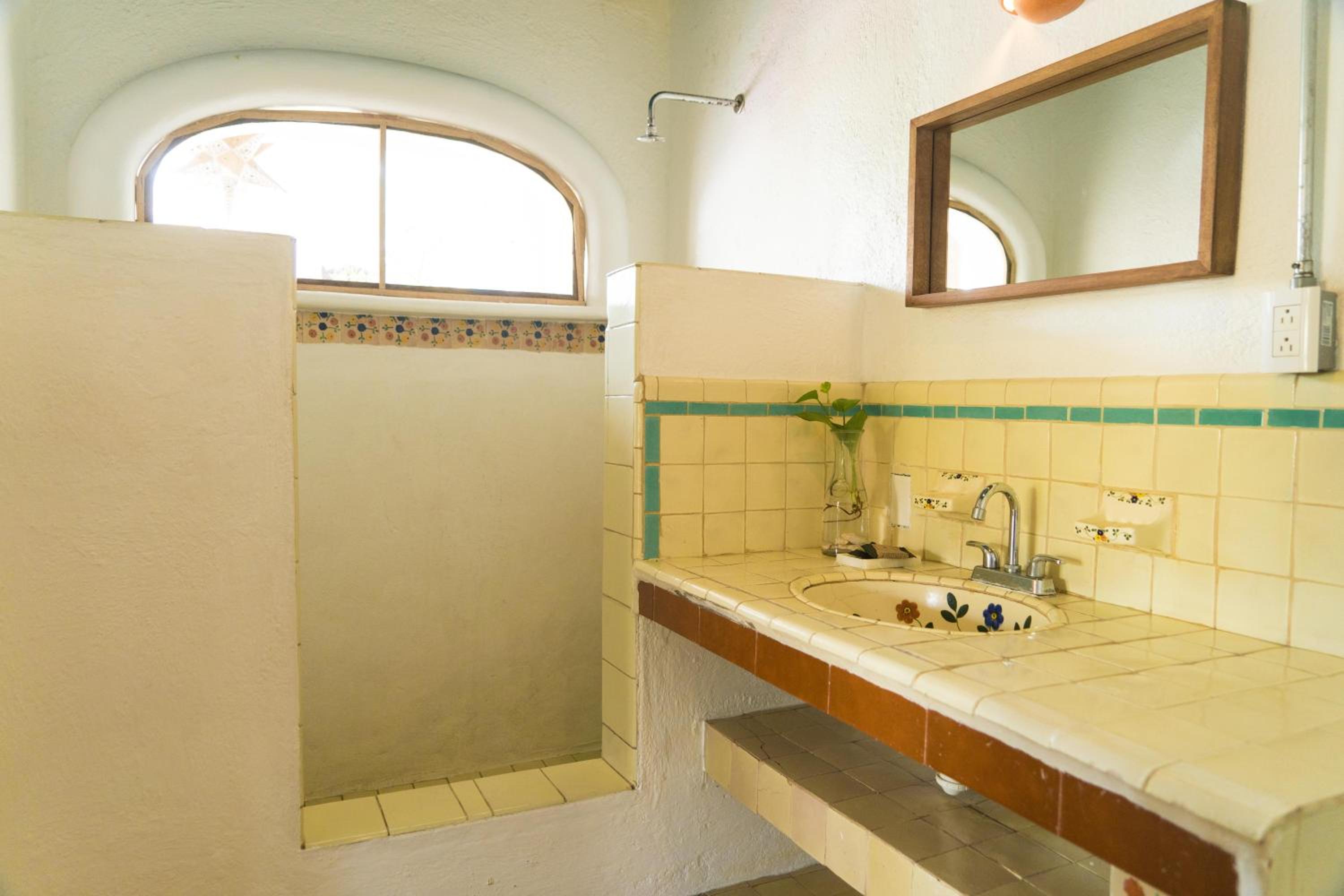 Triple Room with City View - Photo 23