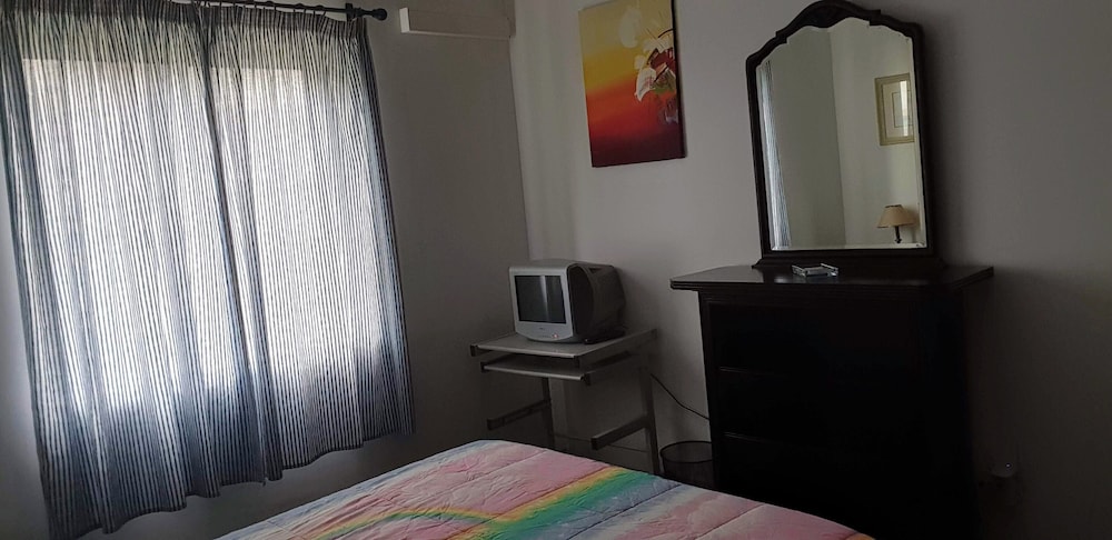 Comfort Room, 1 King Bed, Smoking, Pool Access