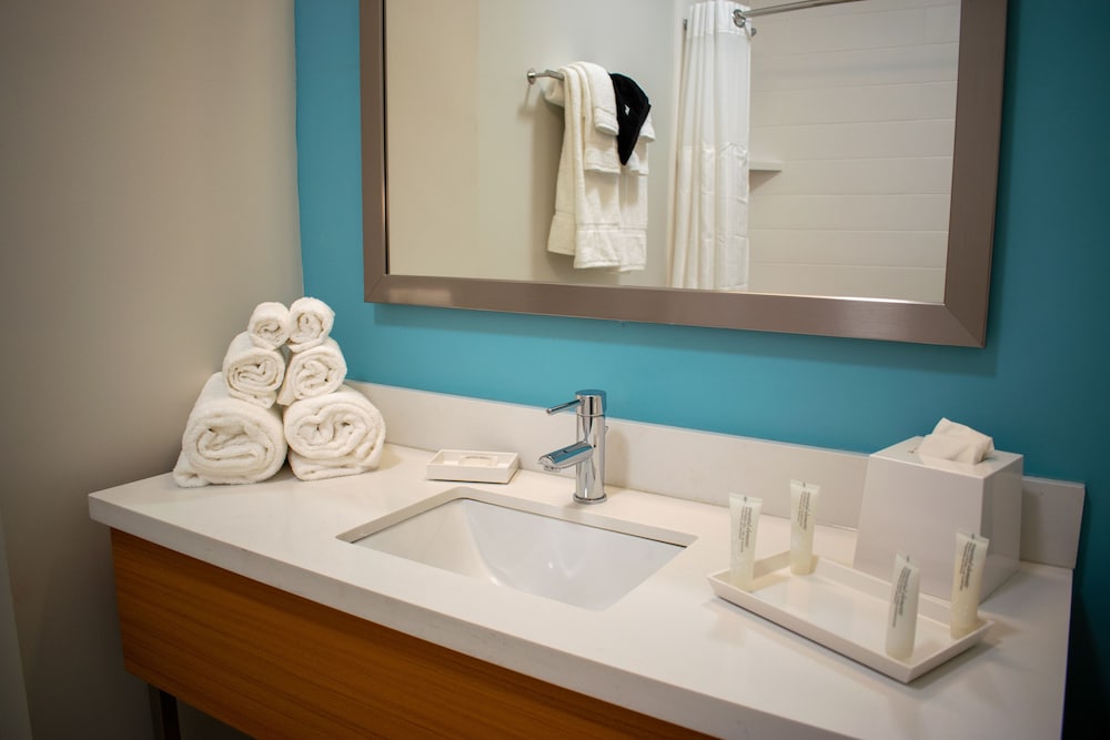 Standard Room, 2 Queen Beds, Multiple View (Double Queen With Tub, Hearing Access) photo 3