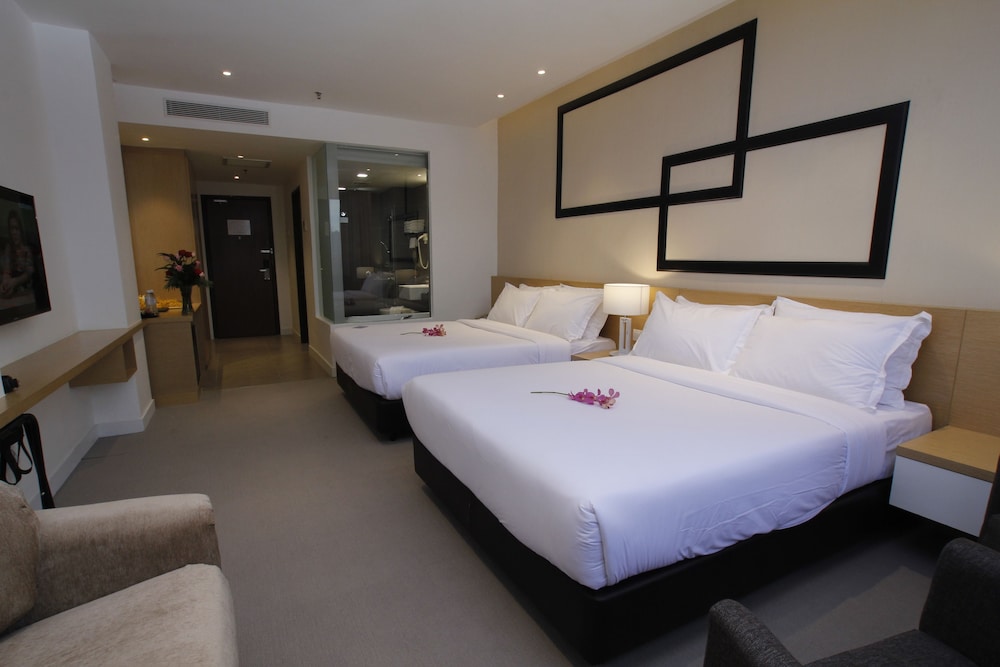 Family Quadruple Room, 2 Queen Beds photo 3