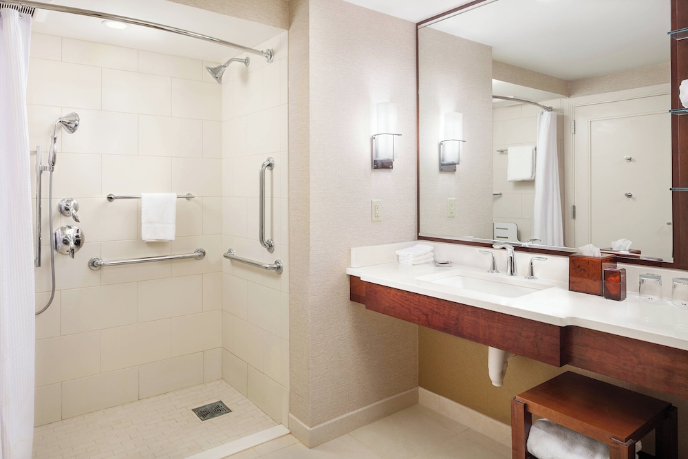 Room, 2 Queen Beds (Mobility Accessible, Tub) photo 3
