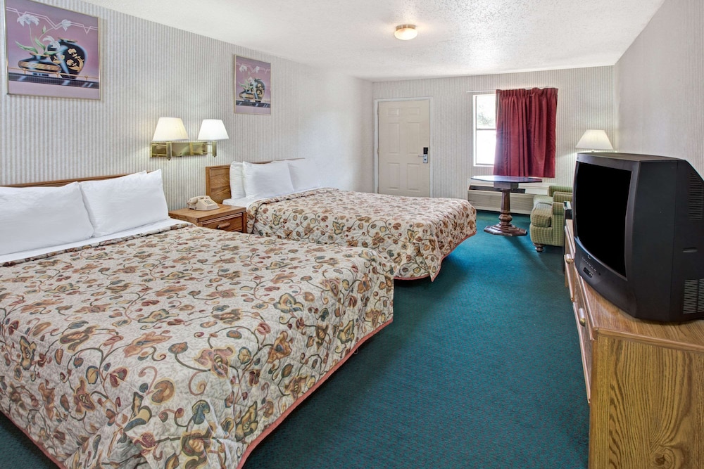 Room, 2 Double Beds photo 3