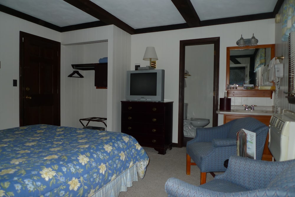 Queen Guest Room