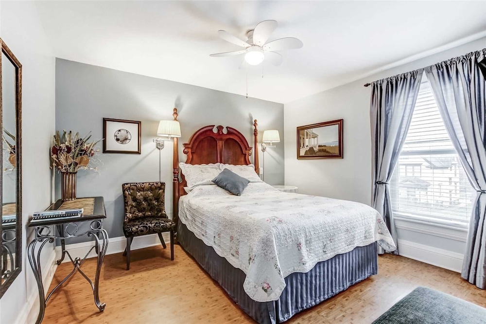 Signature Double Room, 1 Queen Bed (Blue Room) photo 1