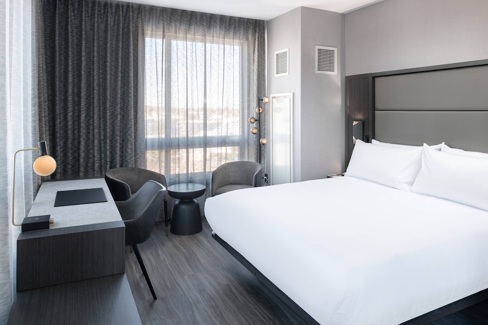Suite, 1 King Bed with Sofa bed, Accessible, Corner (Mobility Accessible, Tub)