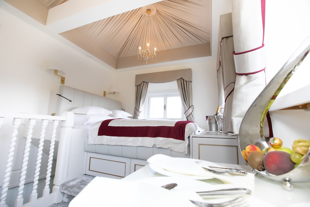 Romantic Duplex, 1 King Bed, City View, Tower photo 2