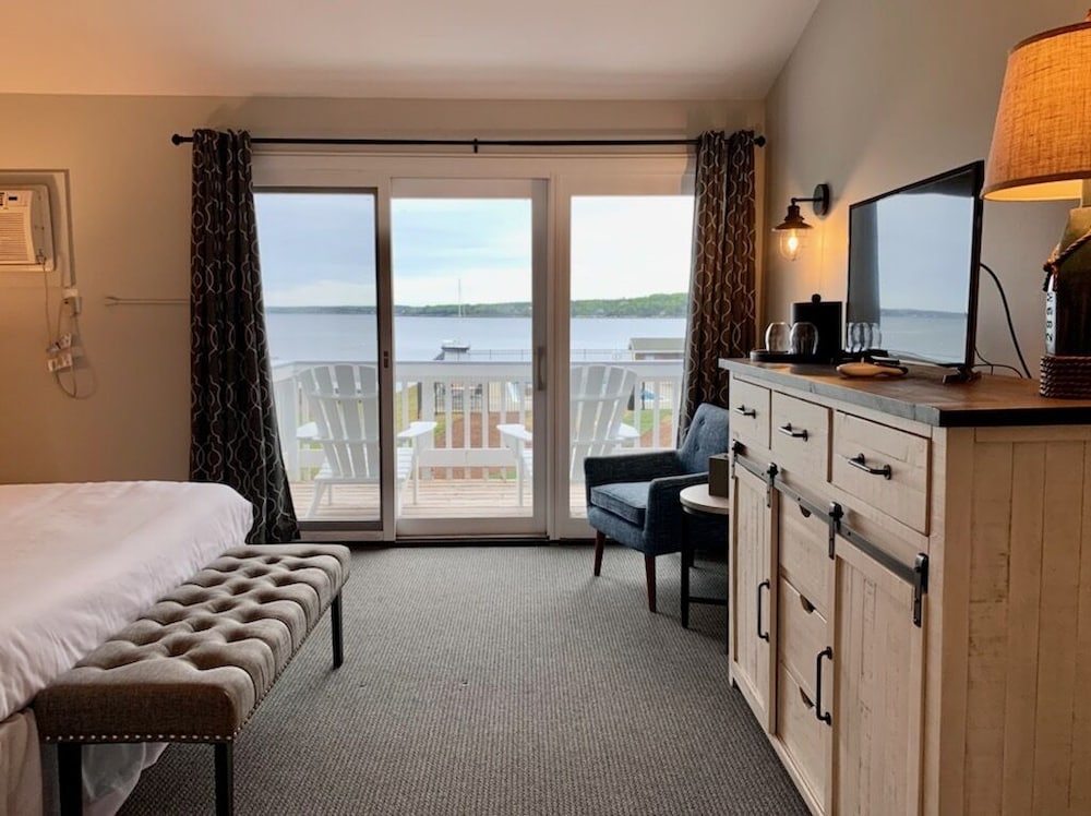 Standard Room, 2 Queen Beds, Balcony, Pool View (Anchor Building) photo 2