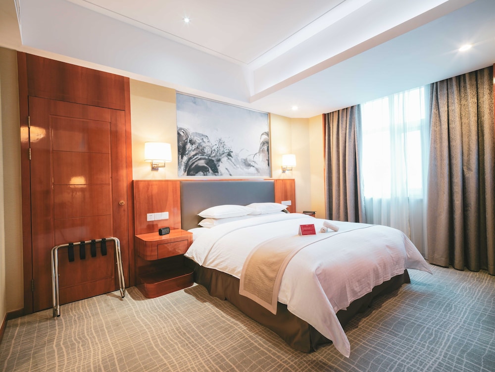 Suite, 1 King Bed, Non Smoking - Photo 3