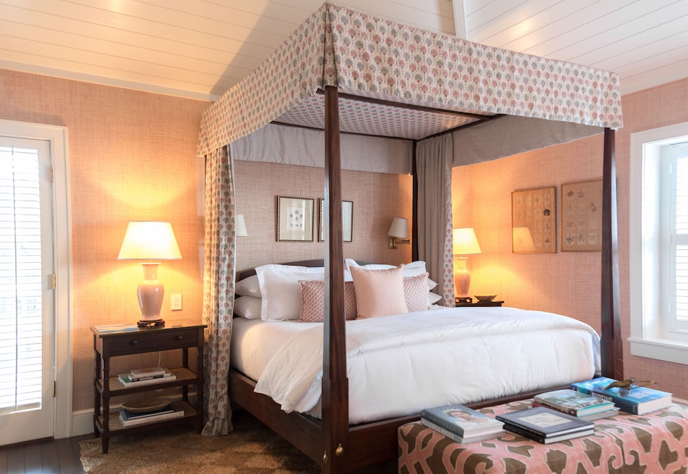Deluxe Room, 1 King Bed, Beach View photo 2