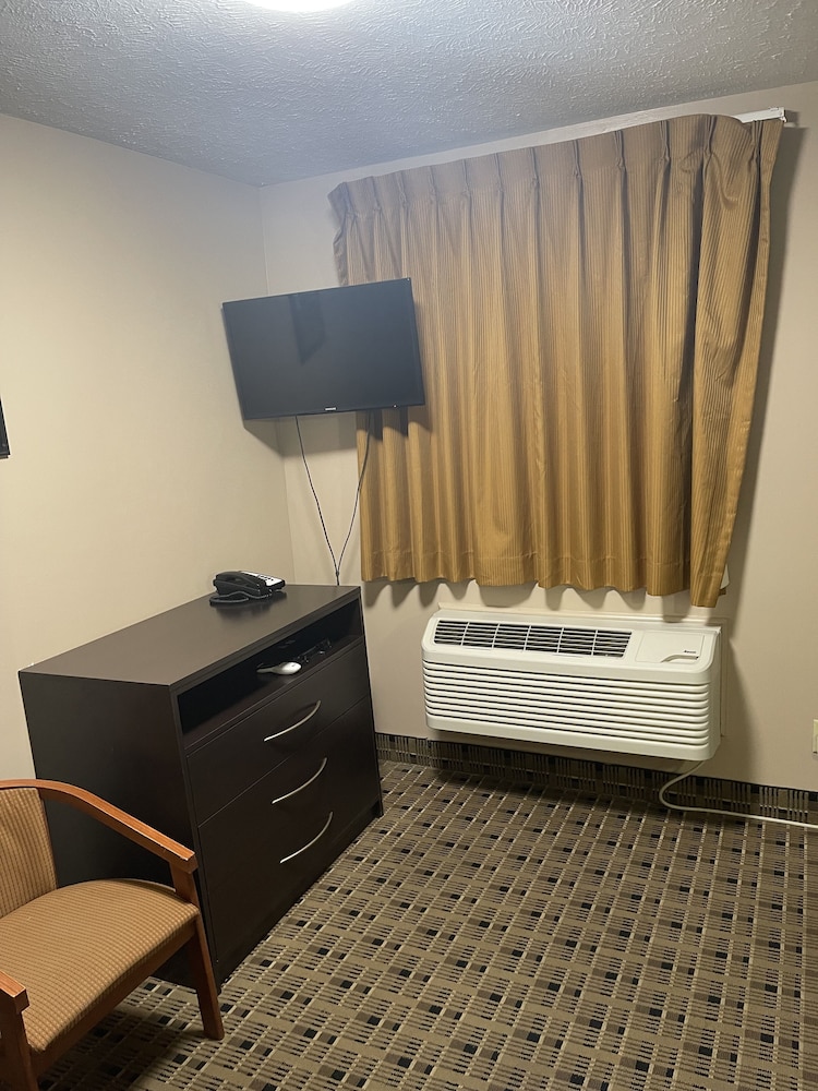 Basic Single Room, 1 Queen Bed photo 3