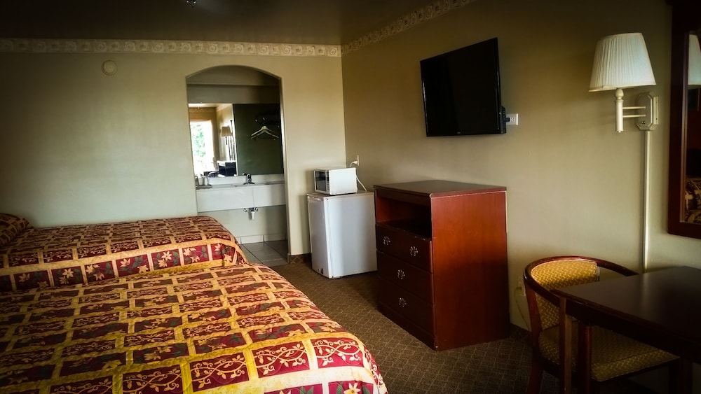 Standard, Two Queen Beds, Non-Smoking photo 1