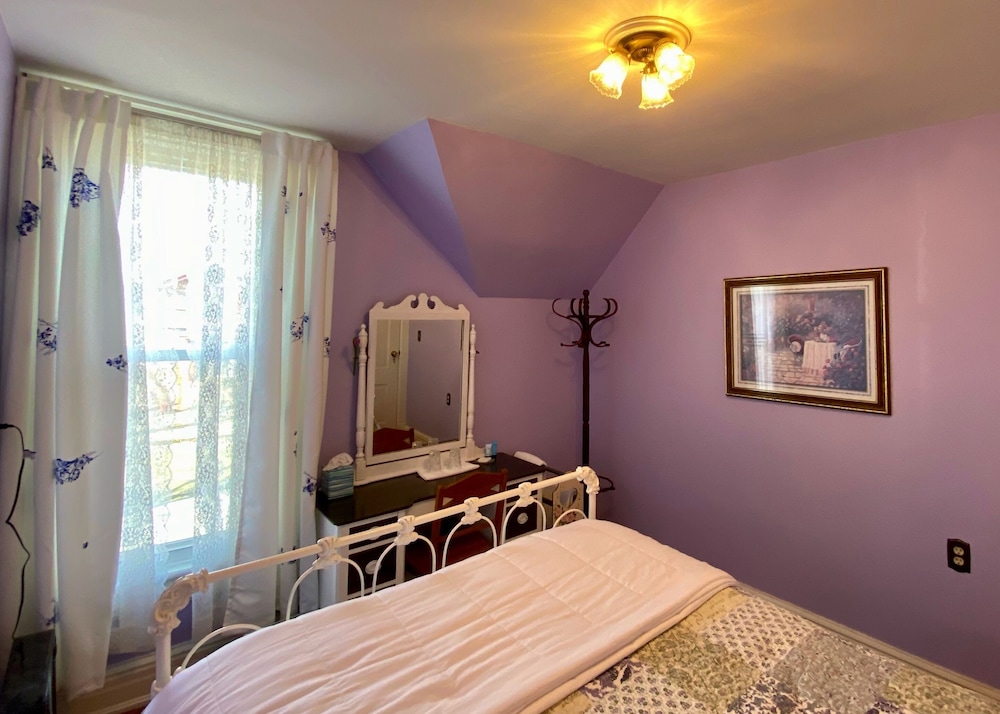 Comfort Double Room, Shared Bathroom (Heather's Room) photo 3