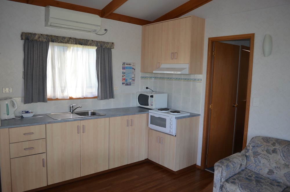 Classic Cabin, 3 Bedrooms (Linen Provided for Master Bedroom Only) photo 3