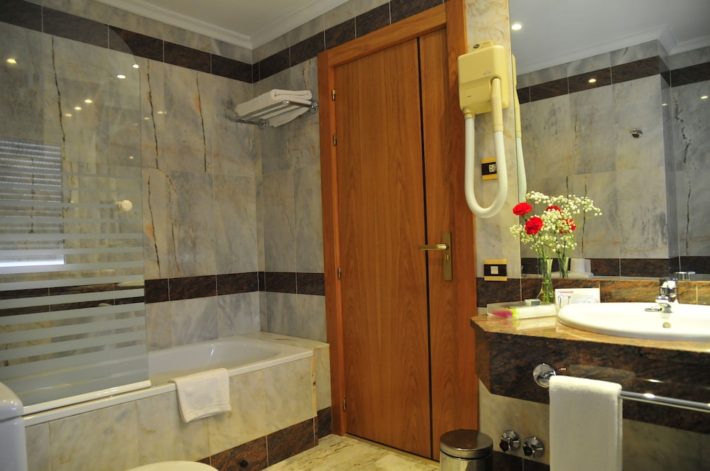 Double or Twin Room - Photo 8