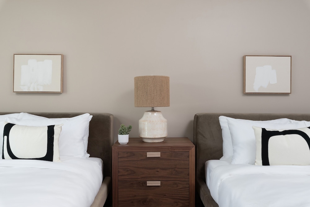 Deluxe Studio, 2 Queen Beds, Lake View (Self Check-in with Virtual Front Desk) photo 3