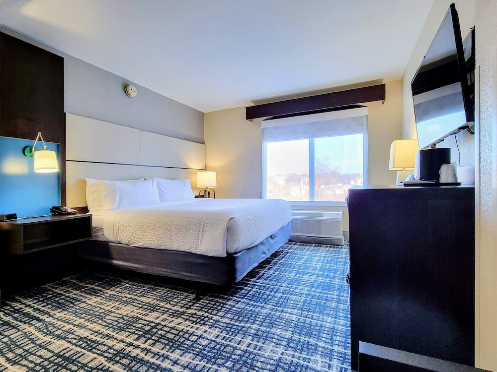 Standard Room, 1 King Bed, Accessible (Communications, Transfer Shower) - Photo 7