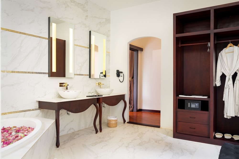 Suite with Pool View photo 3
