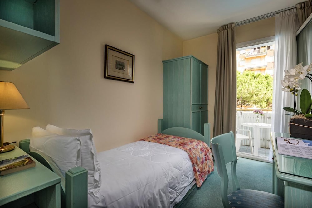 Classic Single Room, Balcony, Pool View photo 3