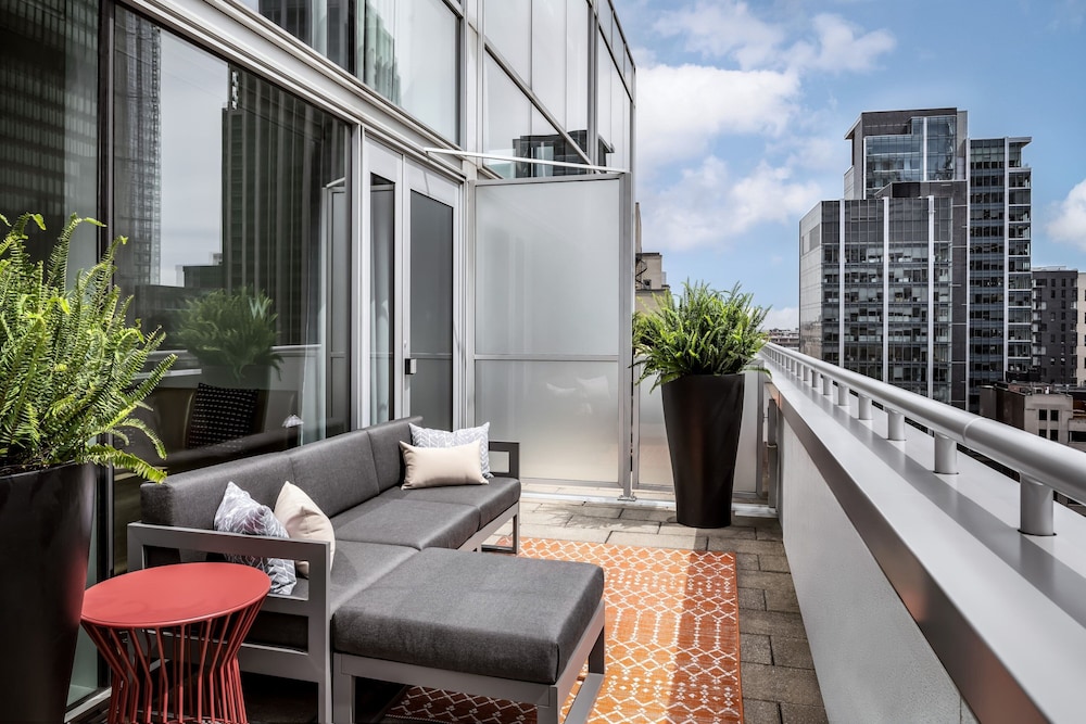 Suite, 1 King Bed, Park View (Balcony) - Photo 5