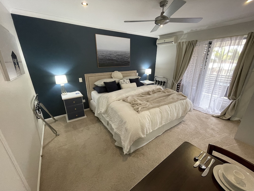Luxury Double Room, 1 King Bed (Brighton - Luxury Queen with Balcony) photo 1