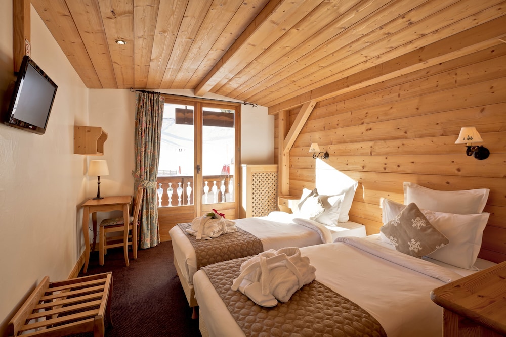 Superior Room, Balcony, Mountain View (South-Facing) photo 2