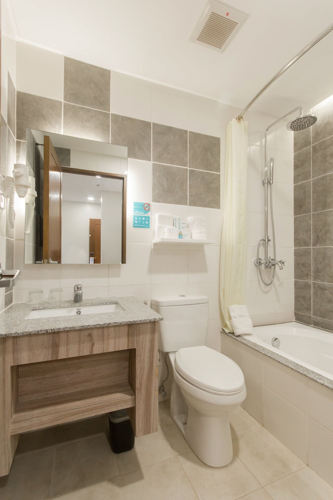 Family Suite, 2 Bedrooms, Non Smoking (1 Queen Bed and 1 Bunk Bed) - Photo 3
