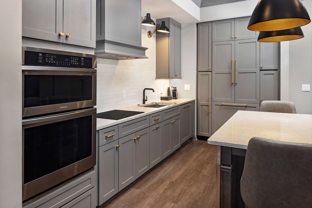 ADA (Hearing) 1 Bedroom Deluxe King Suite thumbnail 5