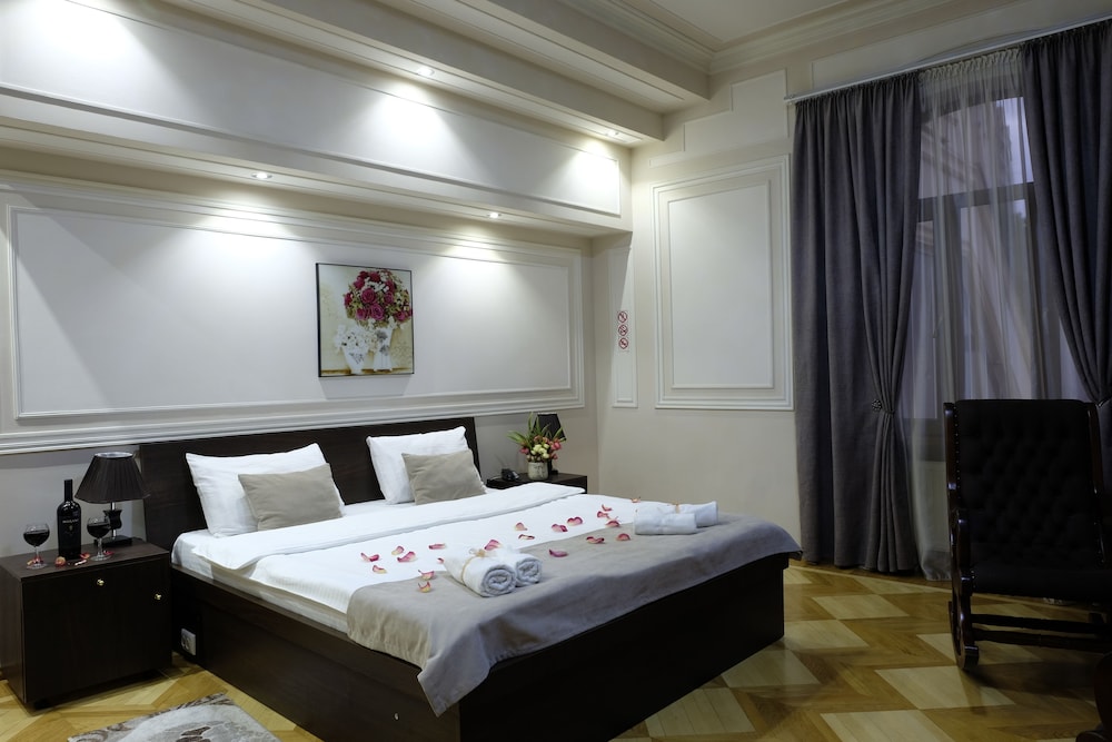 Junior Suite, Jetted Tub, City View
