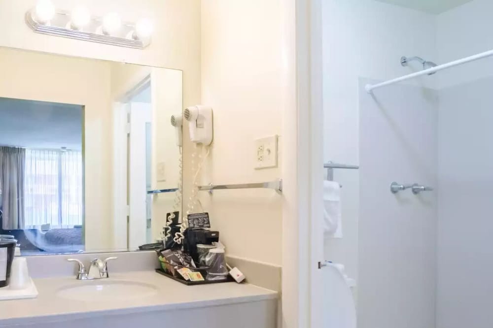 Room, 1 King Bed, Accessible Bathtub, Non Smoking - Photo 4